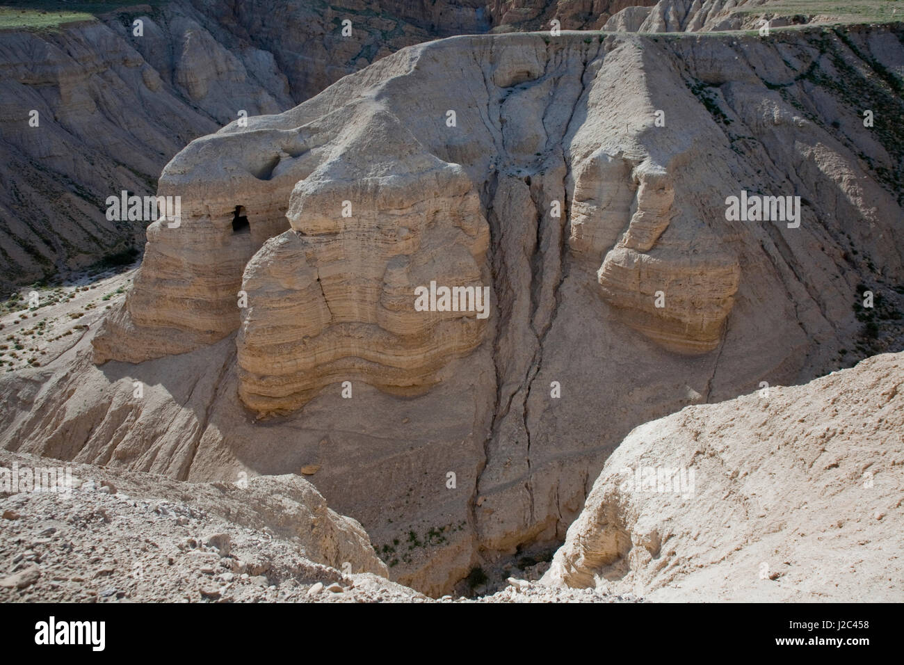 Höhle bei Qumran, Israel am Ufer des Toten Meeres, dem alten biblische Schriftrollen der Essener jüdischen Gelehrten, "Die Schriftrollen vom Toten Meer" im Jahre 1947 von Beduinen entdeckt wurden. Stockfoto