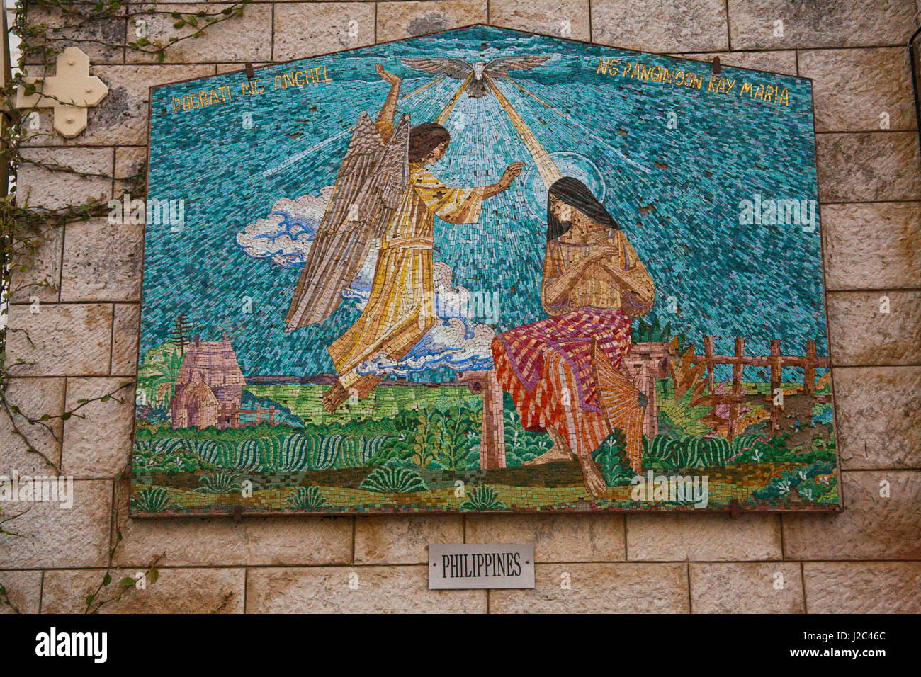Kunstwerk eines Engels, die Ankündigung der Jungfrau Maria, dass sie einen Sohn gebären wird, der Retter der Welt in Nazareth die Basilika der Verkündigung zu werden. Stockfoto