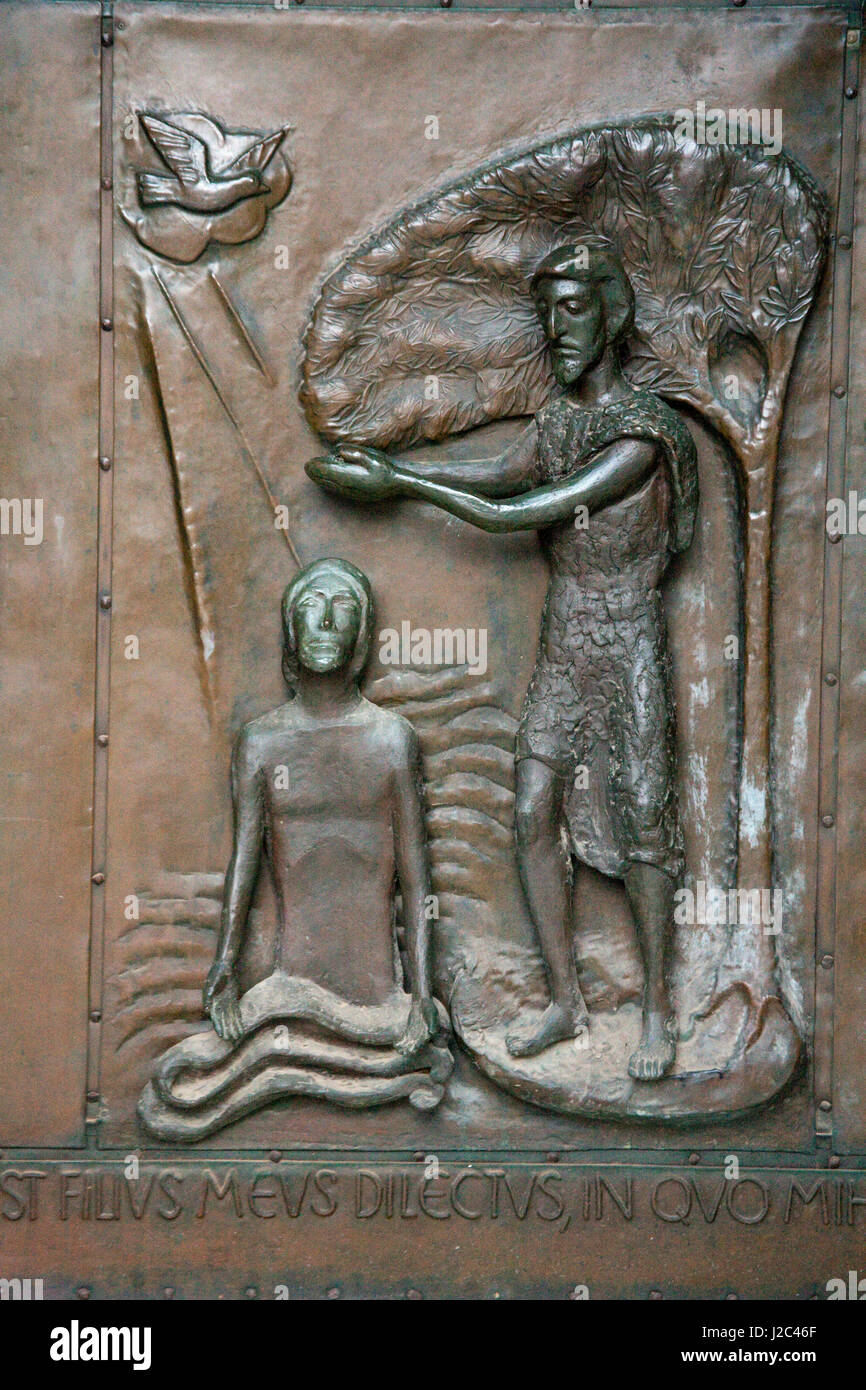 Bronzerelief von Jesu Heilkraft auf Eingangstür in Nazareth die Basilika der Verkündigung wiederherstellen. Stockfoto