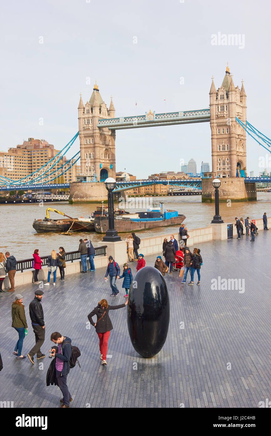 Mehr London Fußgängerzone Zone von Themse, Tower Bridge, London, England Stockfoto