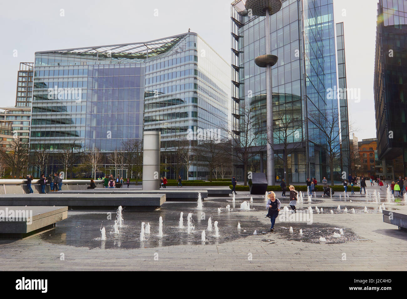 Zeitgenössische Architektur und Brunnen, mehr London, South Bank, London, England Stockfoto