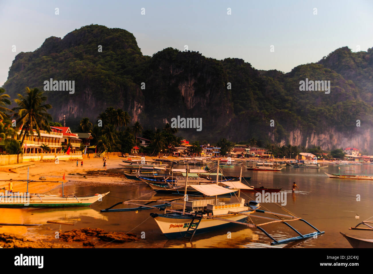 Der Strand von El Nido bei Sonnenuntergang, Bacuit-Archipel, Palawan, Philippinen Stockfoto