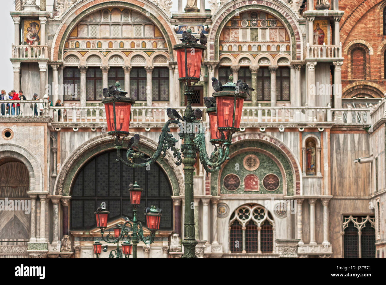 Tauben sitzen an Straßenlaternen in Basilika San Marco in Venedig Stockfoto