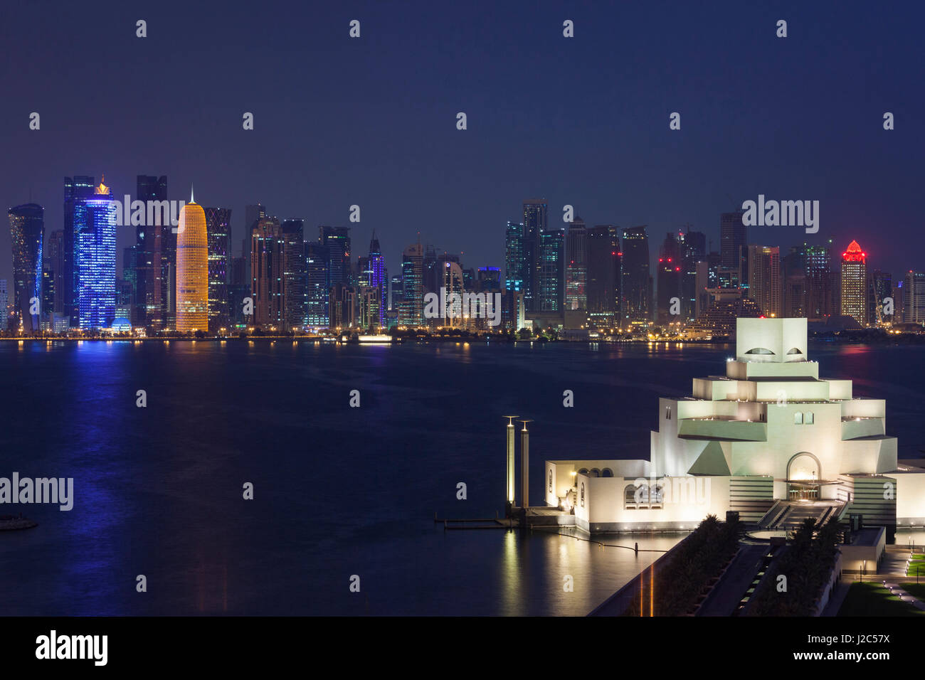 Katar, Doha, das Museum für islamische Kunst, entworfen von I.M. Pei, erhöhten Blick, Dämmerung Stockfoto