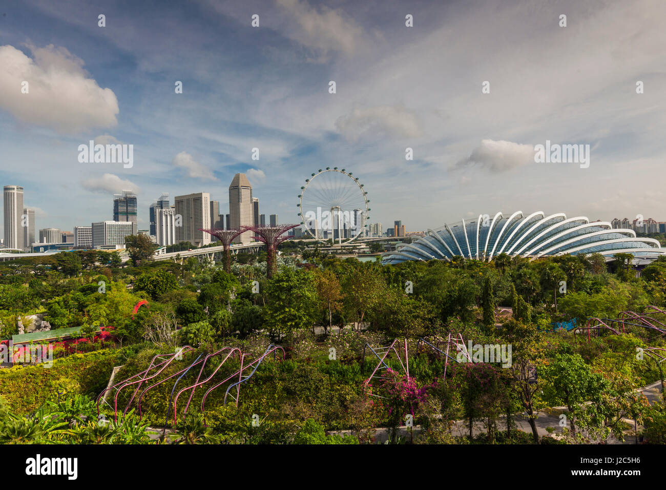 Singapur, Gardens By The Bay, Super Baum Grove, erhöhten Laufsteg-Ansicht mit Skyline von Singapur Stockfoto