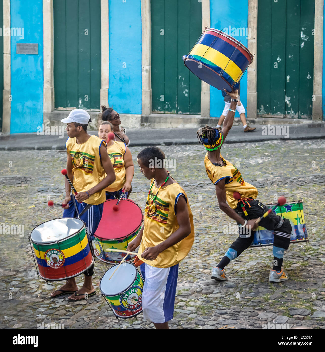 Brasilianische Trommelgruppe auf den Straßen von Pelourinho - Salvador, Bahia, Brasilien Stockfoto