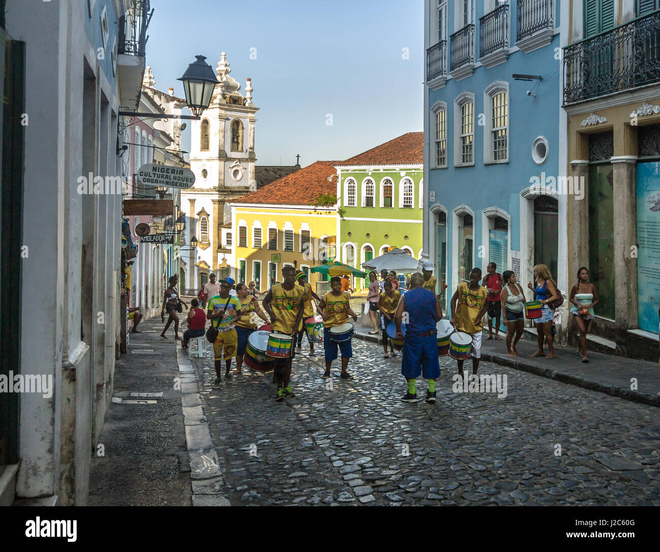 Brasilianische Trommelgruppe auf den Straßen von Pelourinho - Salvador, Bahia, Brasilien Stockfoto