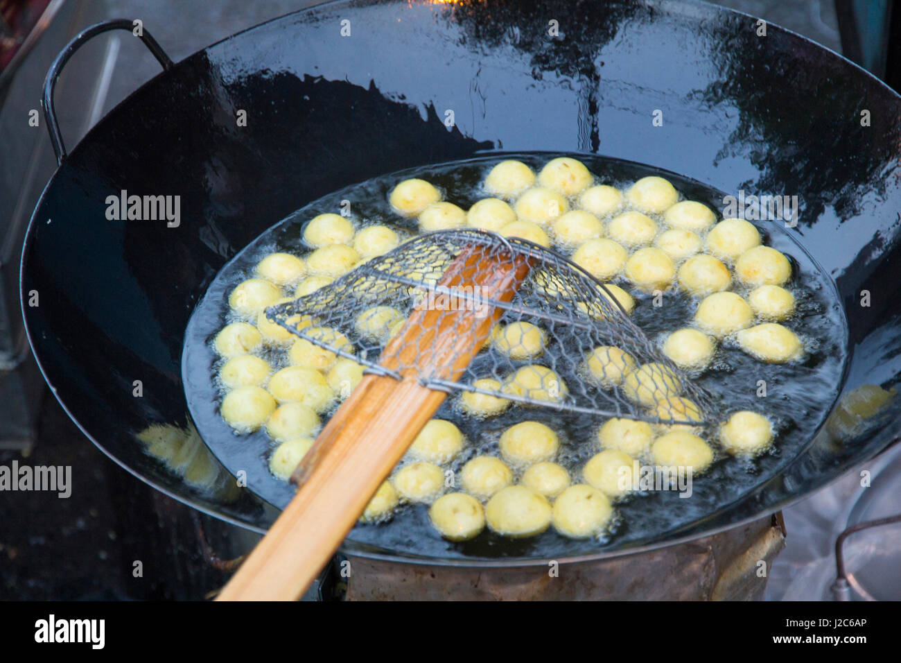 Thailand, Chiang Mai. Kartoffelbällchen gebraten auf Straßenmarkt ...