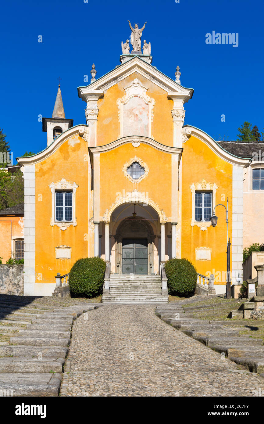 Schritte zur Kirche Santa Maria Assunta, St Mary Mariä Himmelfahrt, am Orta San Giulio, Ortasee, Italien im April Stockfoto