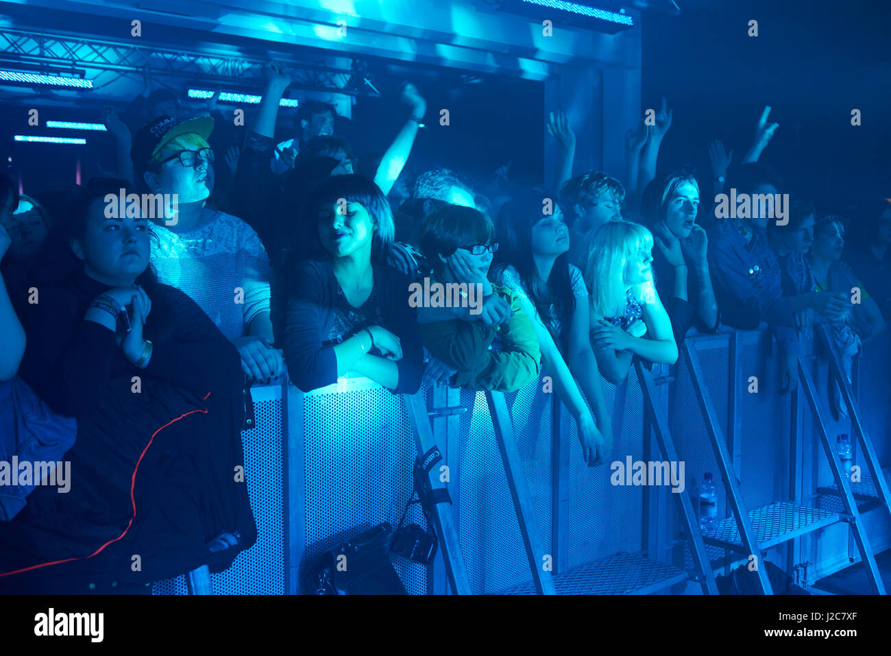 Massen von Groupies in Ehrfurcht vor ihren Bands auf dem BBC Radio 6 Festival, Salford - Manchester. Stockfoto