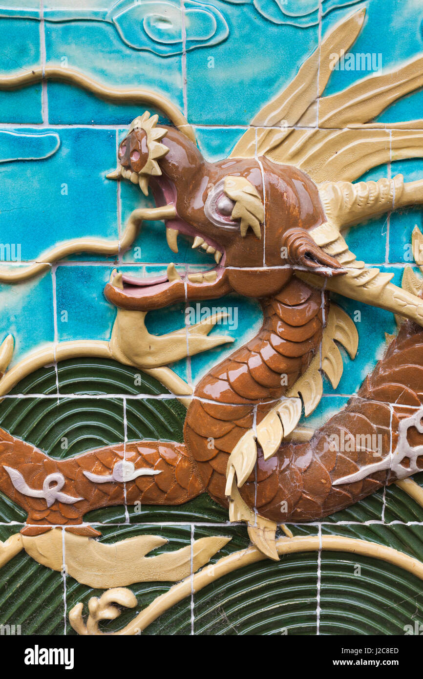 Australien, Victoria, Bendigo, Golden Dragon Museum und Gärten, Museum der chinesischen Einwanderer leben, Drachen keramischen Wandfliesen Kunst Stockfoto