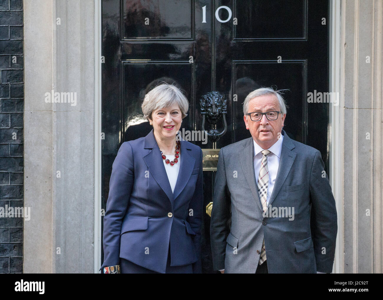 Herr Ministerpräsident, Theresa kann, begrüßt Jean-Claude Juncker, Präsident der Europäischen Kommission, 10 Downing Street Stockfoto