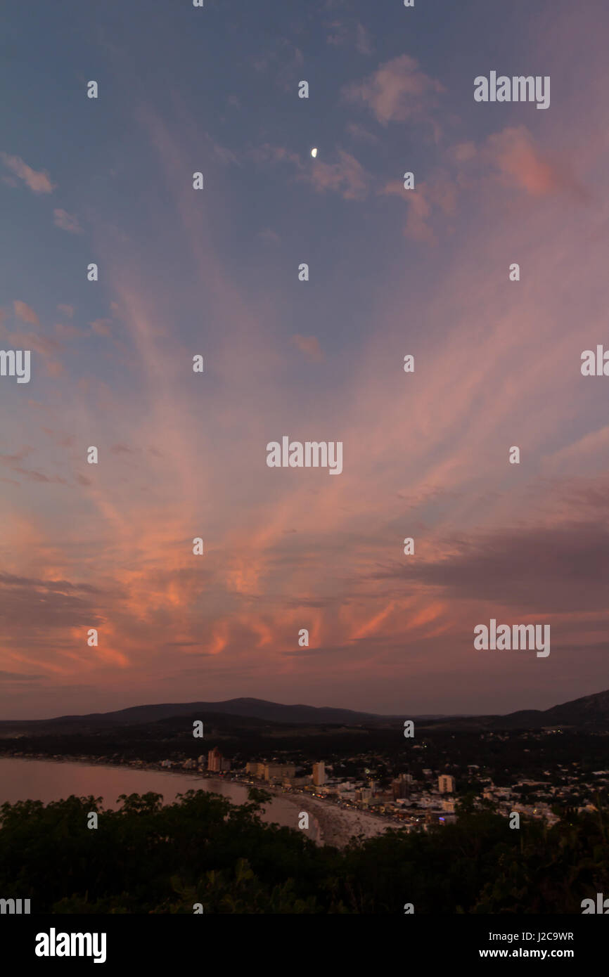 Sonne legt und färbt den Himmel mit rosa, in Piriapolis, Uruguay. Stockfoto