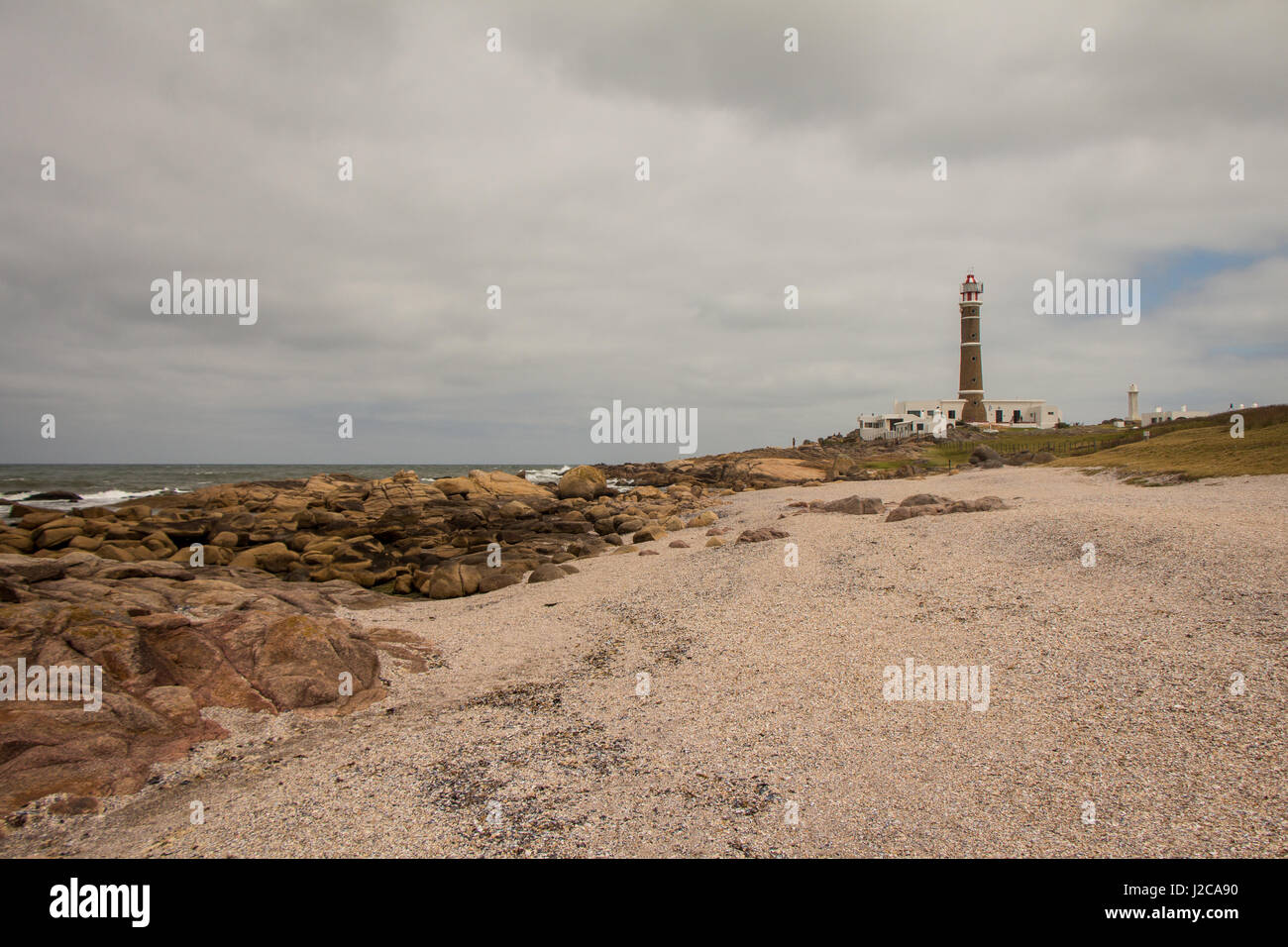 Leuchtturm hinter den Felsen des Cape Polonio, Uruguay. Stockfoto