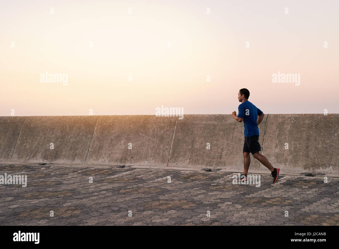 Sportlicher Junge asiatische Mann genießen eine einsame Morgenlauf Stockfoto
