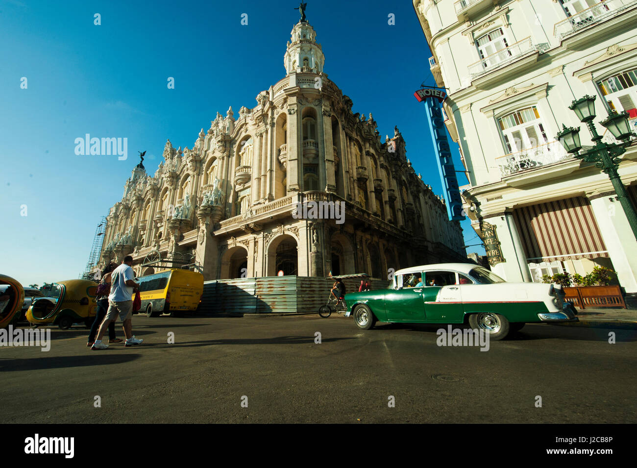 Kuba, Havanna, alte amerikanische Autos fahren durch Gran Cabaret und Gran Teatro De La Habana Stockfoto
