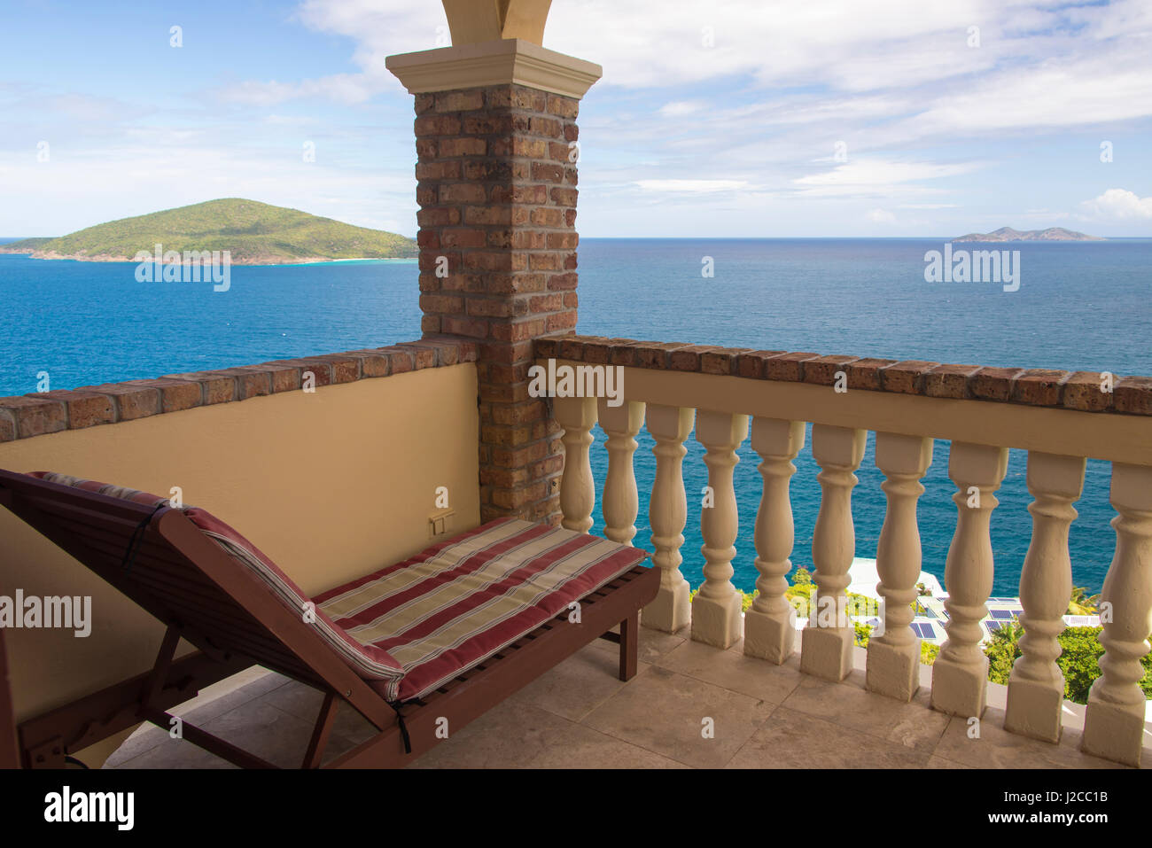 UNS, USVI, St Thomas. Einladende Balkon-Nordufer St. Thomas. Blick auf Hans Lollik Insel Stockfoto