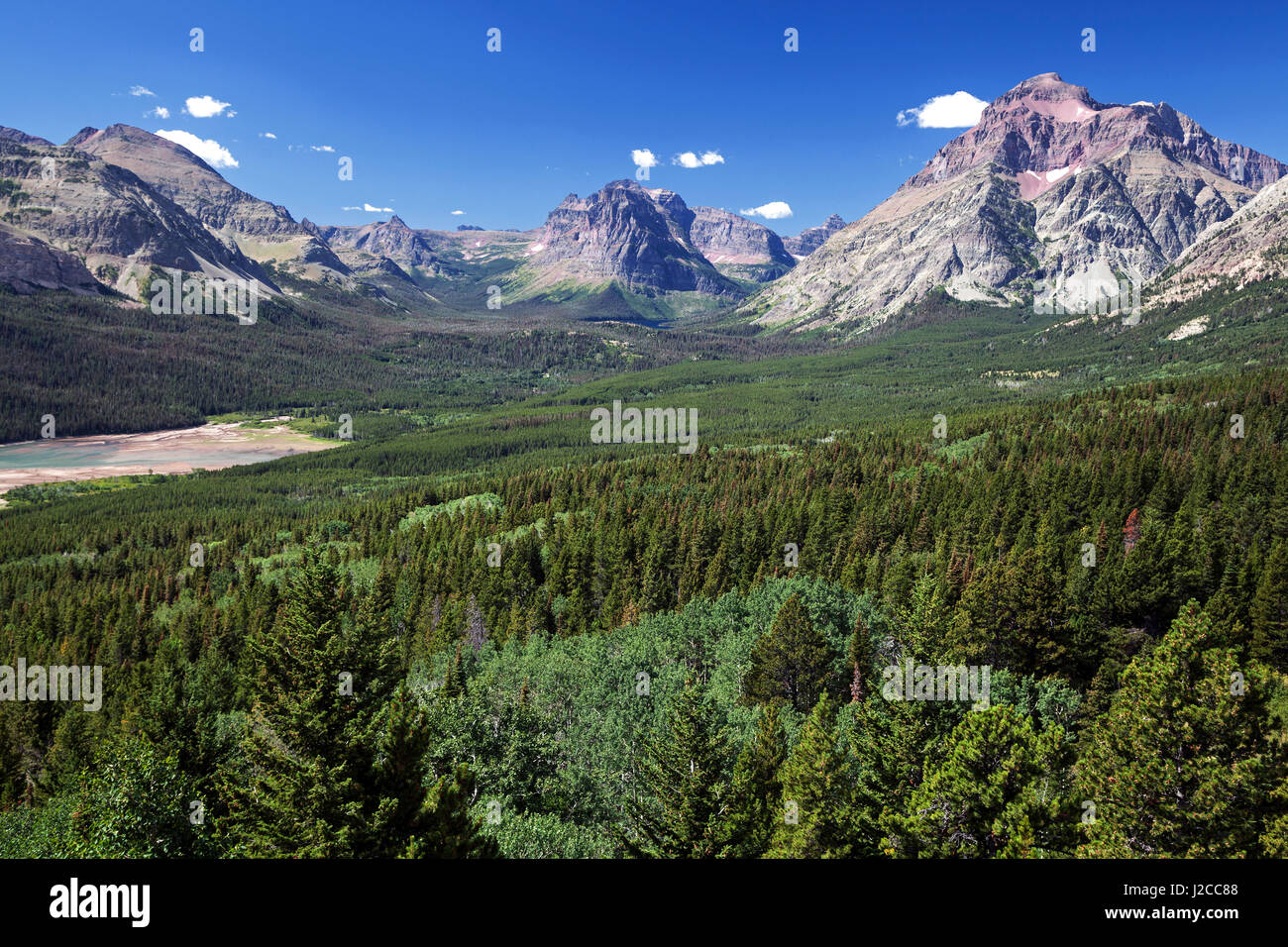 Auf Appistoki Gipfel links, Rising Wolf Mountain in der Mitte, Spot Berg rechts, zwei Medicine Lake, Glacier National Park anzeigen Stockfoto
