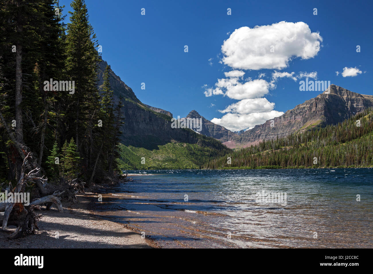 Zwei Medicine Lake, bewölkter Himmel, Glacier National Park, Montana, USA Stockfoto