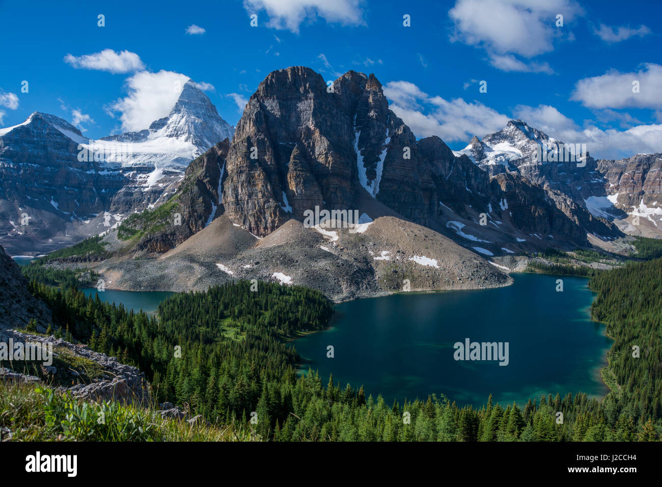Mount Assiniboine, Mount Magog und Sunburst Peak von der Nublet aus gesehen Stockfoto