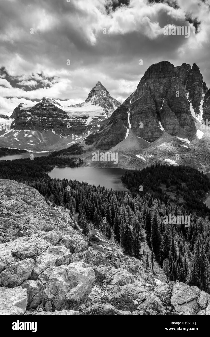 Mount Assiniboine und Lake Magog aus der Nublet Stockfoto