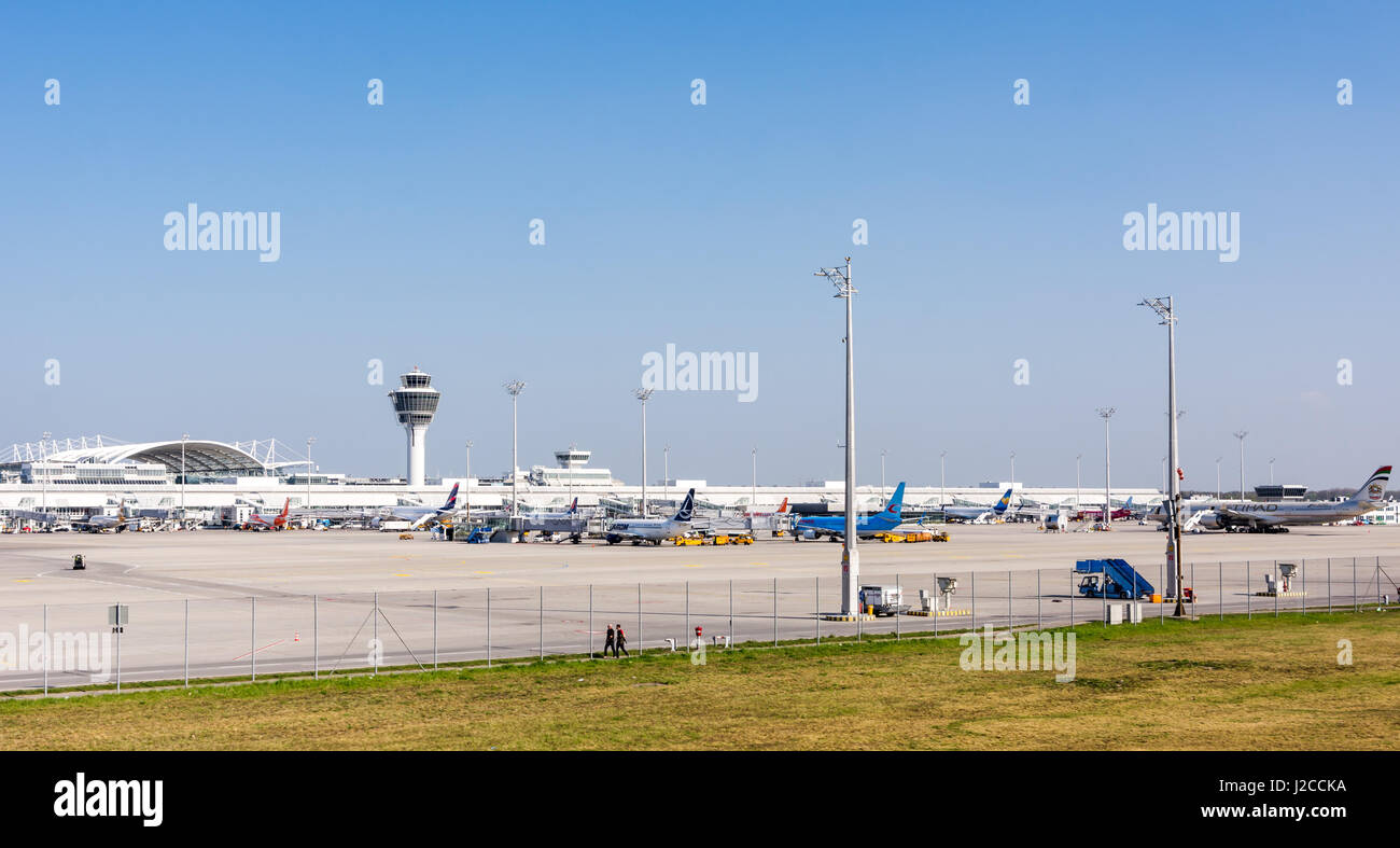 München, Deutschland - APRIL 9: Flugzeuge in Parkposition bei der Flughafen München am 9. April 2017. Die Ariport hat mehr als 40 Millionen passenge Stockfoto