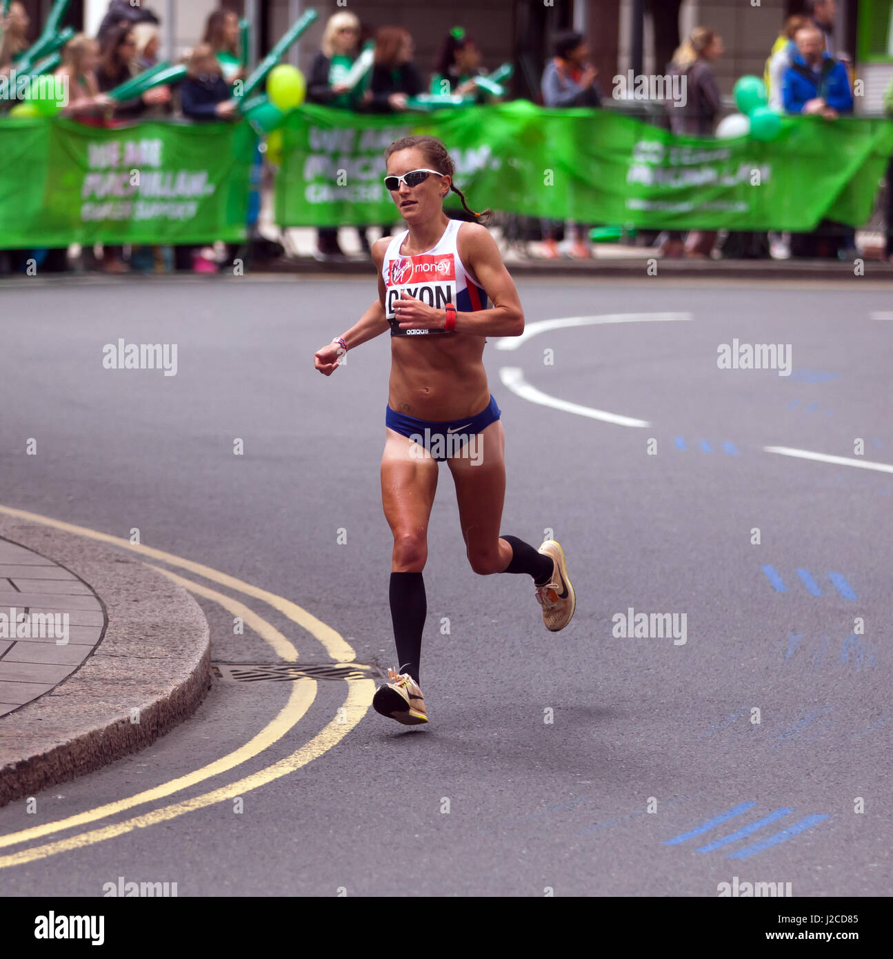 Alyson Dixon, im Wettbewerb für Großbritannien im Jahr 2017 London Marathon. Sie beendete 14. in einer Zeit von 02:29:06 Stockfoto