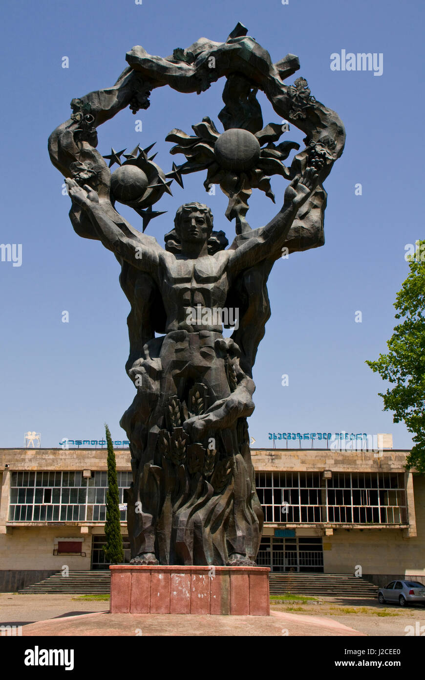 Heroische Statue eines Mannes aus der Sowjet-Ära, Kutaissi, Georgien Stockfoto