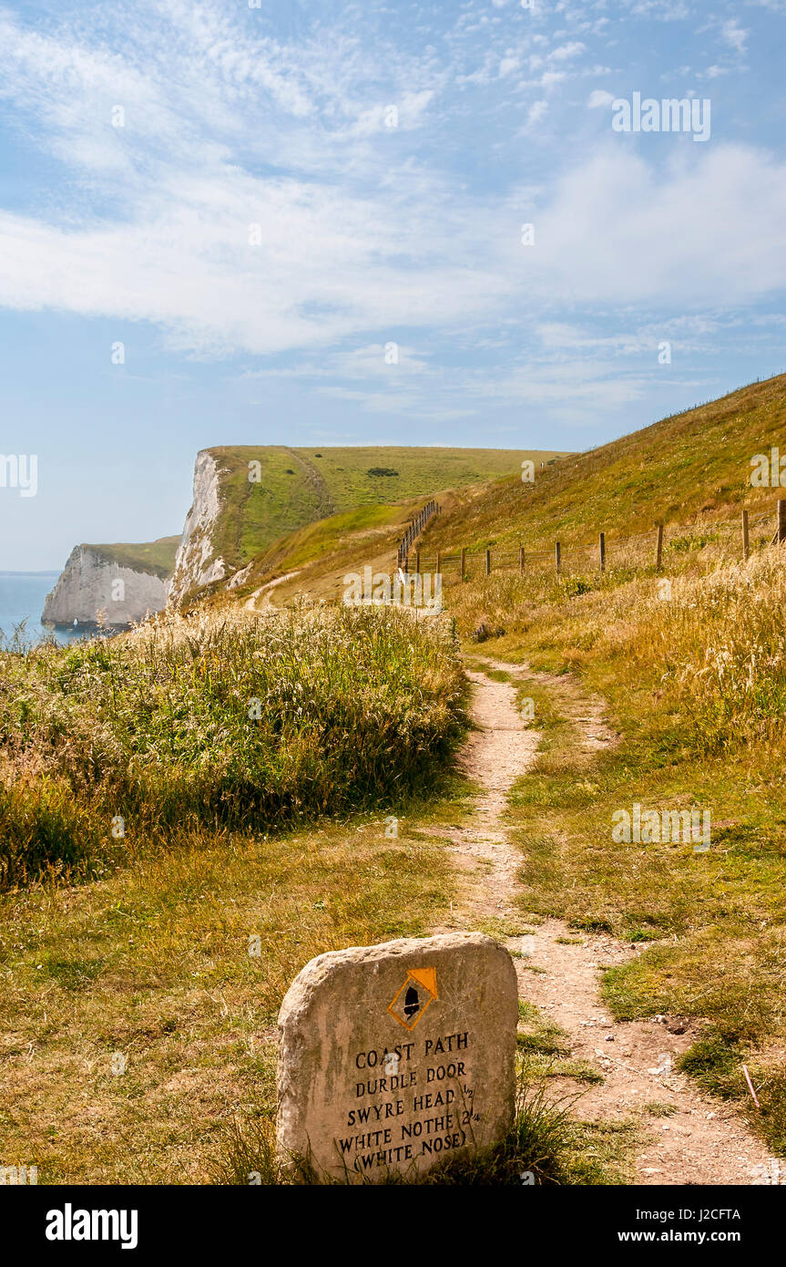 Ein Top Felsenweg von Durdle Door auf der Landzunge von weißen Nothe steilen Kreide Hügel steigt und fällt in tiefen Tälern bietet einen herrlichen Blick Stockfoto