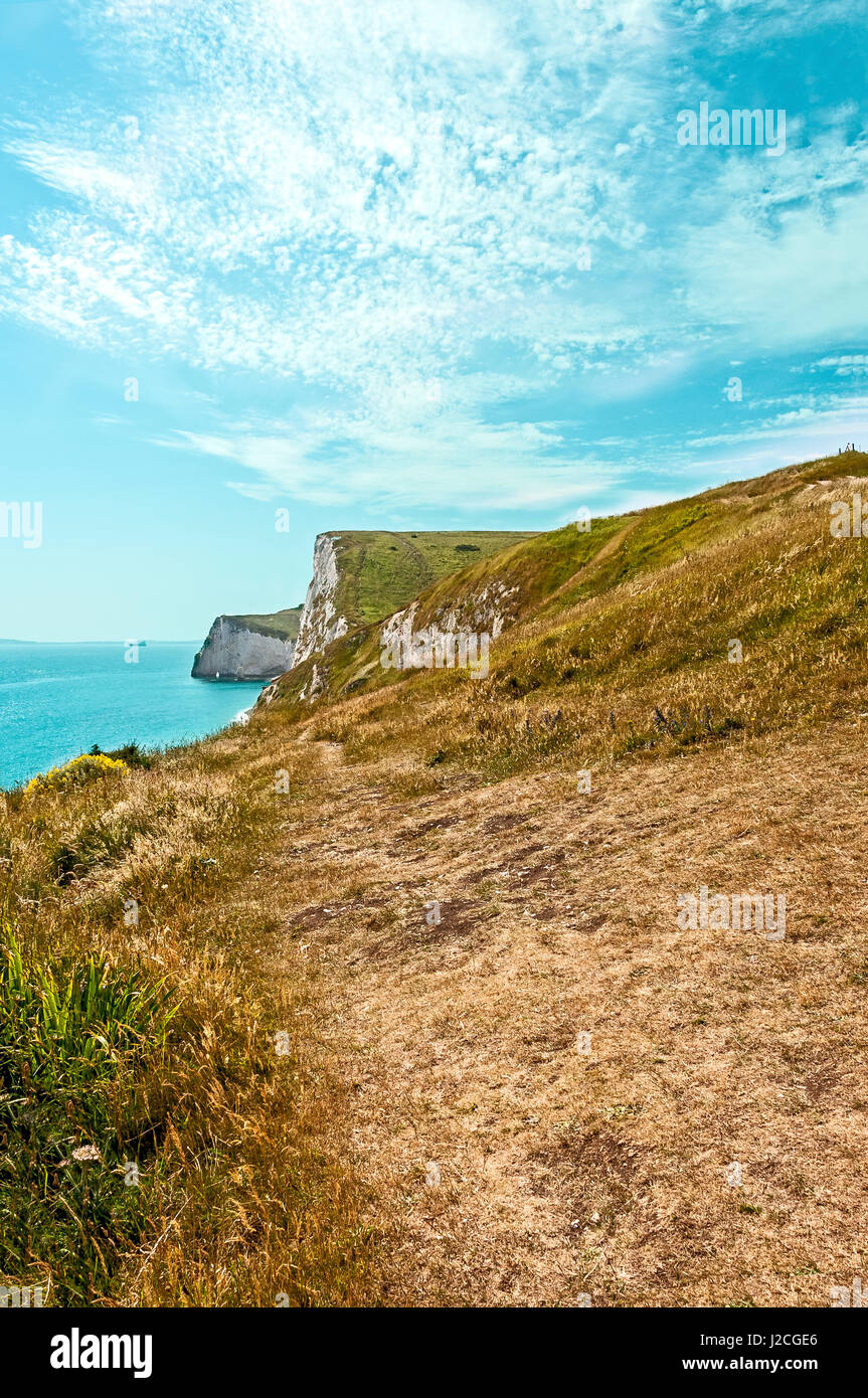 Ein Top Felsenweg von Durdle Door auf der Landzunge von weißen Nothe steilen Kreide Hügel steigt und fällt in tiefen Tälern bietet einen herrlichen Blick Stockfoto