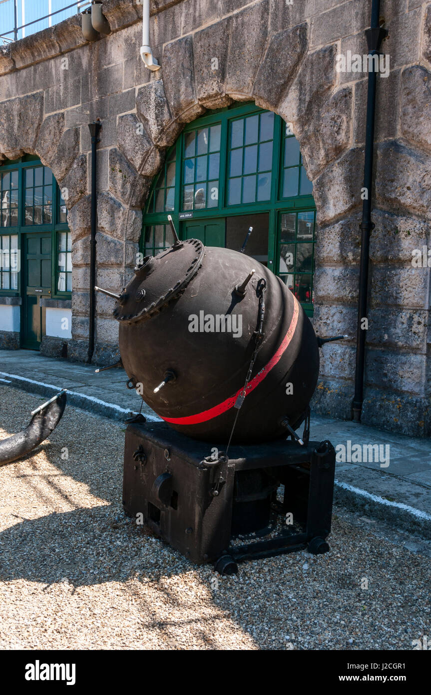 Ein renoviertes kontaktieren Sie mir schwarz lackiert mit roten Zentralband und weißen Spitzen Hörnern sitzt drohend außerhalb der Naval Ausstellungsraum im Nothe Fort Stockfoto