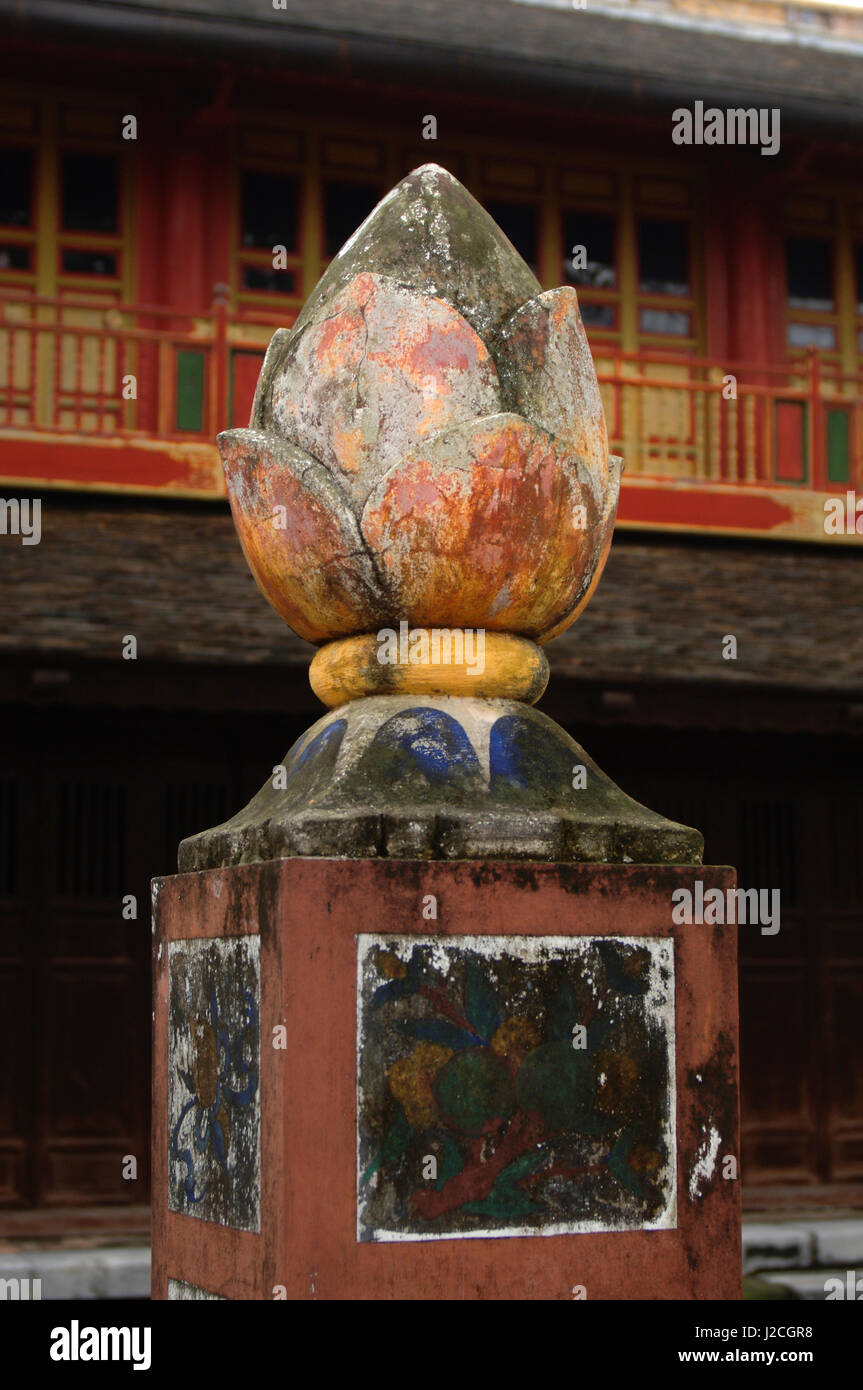 Asien, Vietnam. Stein-Lotus-Blume auf einer Säule, die Zitadelle, Hue, Thua Thien-Hue Stockfoto