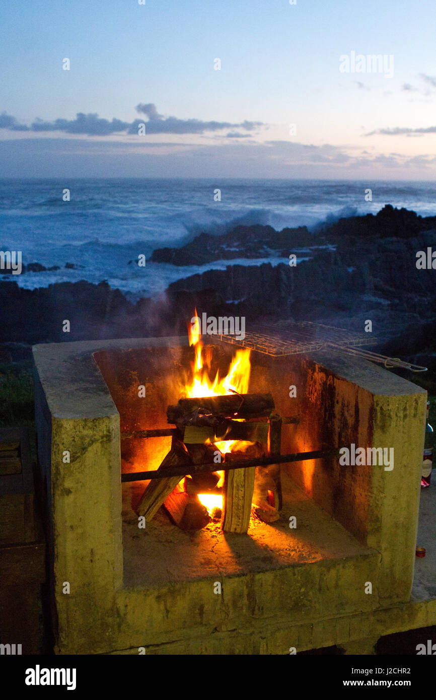 Südafrika, Western Cape, Kapstadt, Garden Route rund um Kapstadt. Tsitsikamma National Park, Feuerstelle am Strand Stockfoto