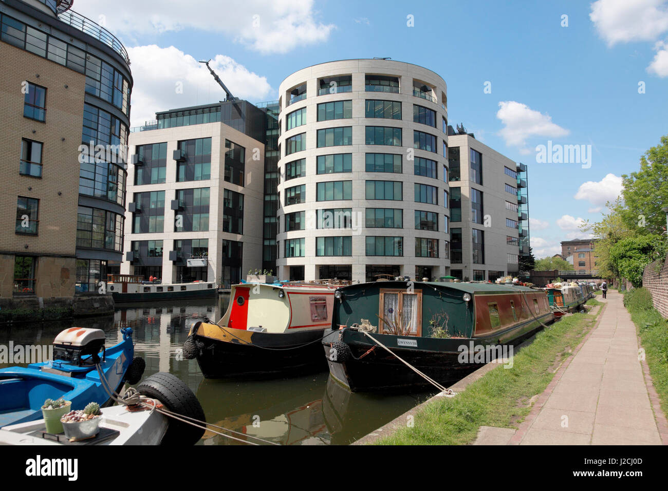 Narrowboats vertäut am Regents Kanal in London am Eingang zum Battlebridge-Becken Stockfoto