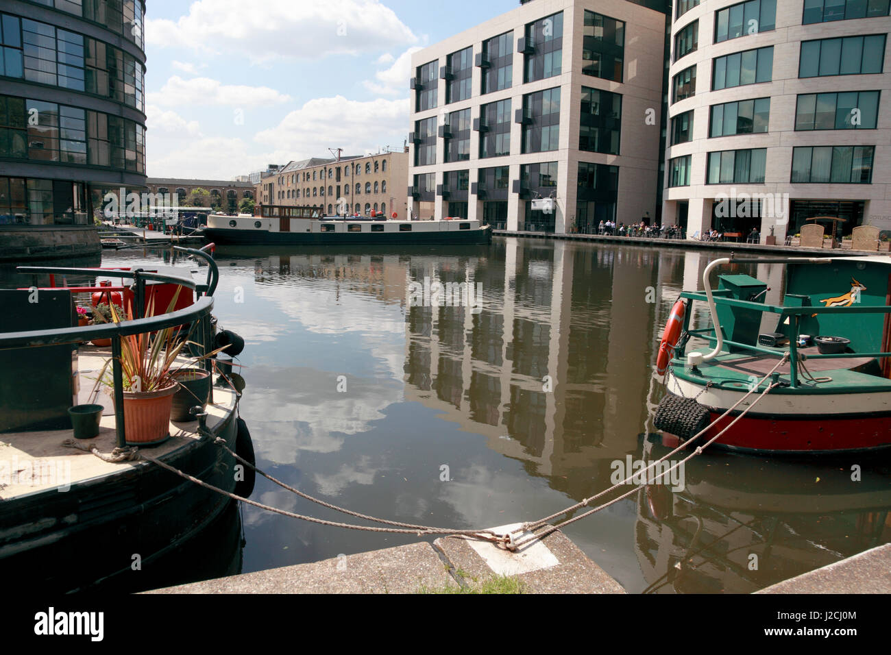Narrowboats vertäut am Regents Kanal in London am Eingang zum Battlebridge-Becken Stockfoto