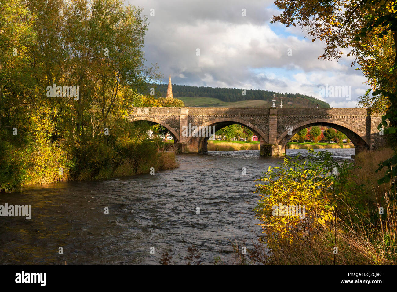 Der Fluss Tweed in Peebles, zeigt die Tweed-Brücke, Scottish Borders, UK Stockfoto