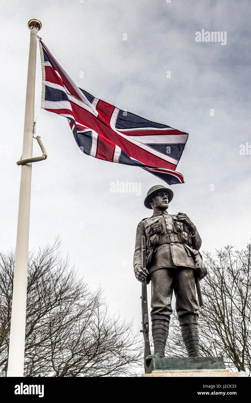 Ersten Weltkrieg Denkmal eines typischen britischen Soldaten mit dem Vereinigten Königreich, Union Nationalflagge Stockfoto
