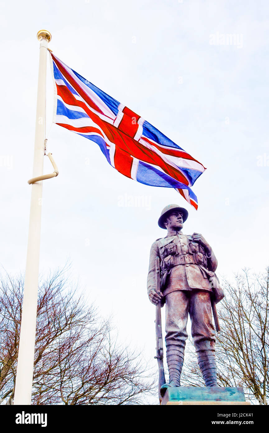 Ersten Weltkrieg Denkmal eines typischen britischen Soldaten mit dem Vereinigten Königreich, Union Nationalflagge Stockfoto