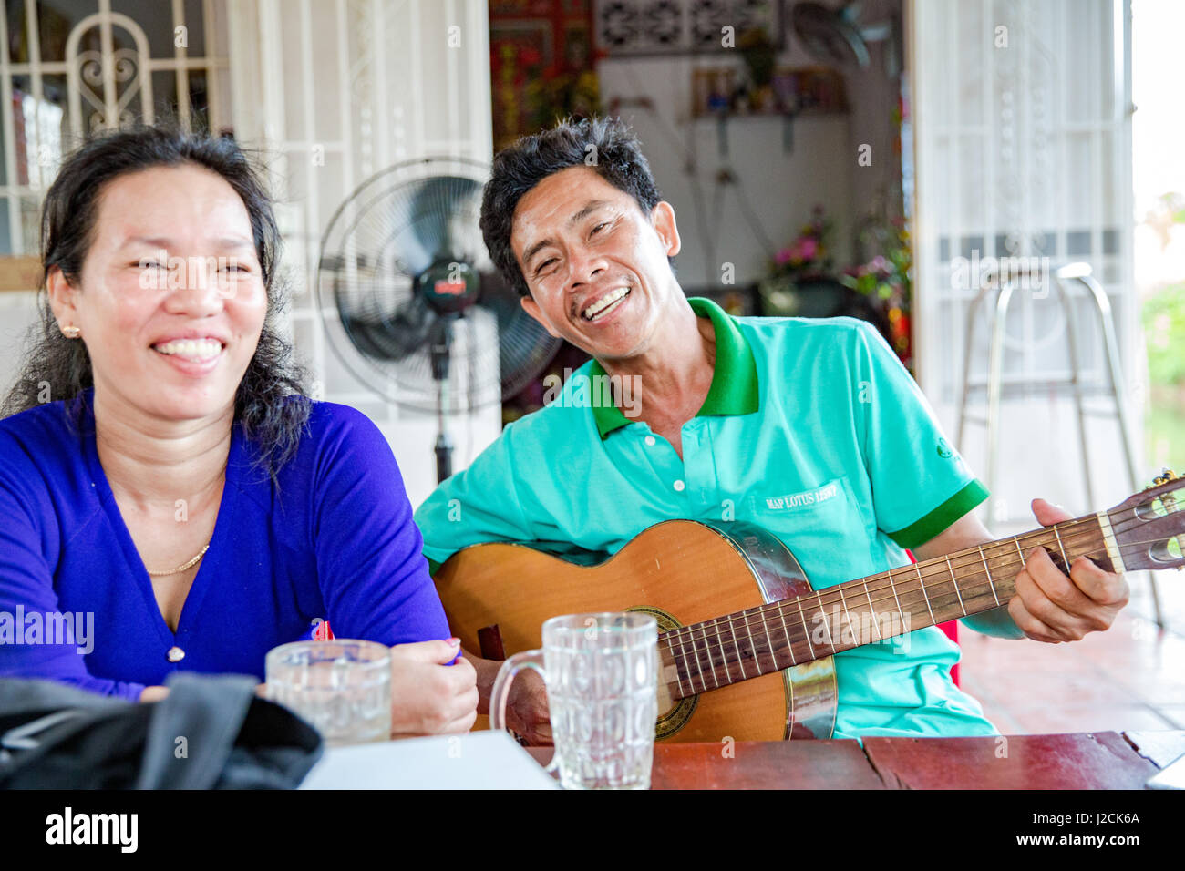 Cồn Sơn, Bii Hữu Nghĩa nahe Cần Thơ, Hauptstadt und größte Stadt im Mekong-Delta, Fisch Züchter mit seiner Frau. Auf Teressa von seinem Privathaus Stockfoto