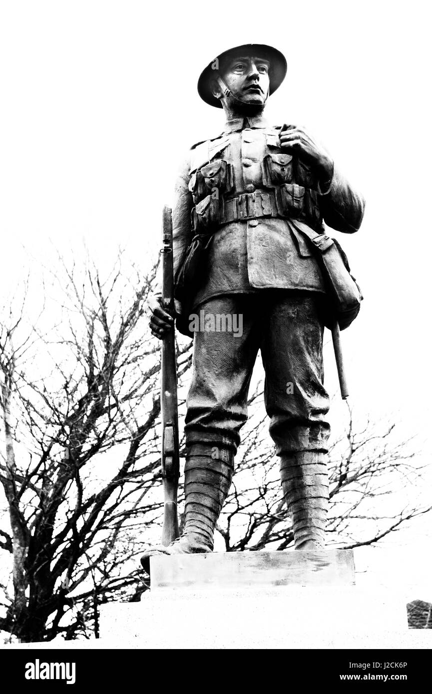 Ersten Weltkrieg Denkmal eines typischen britischen Soldaten in Monochrom Stockfoto