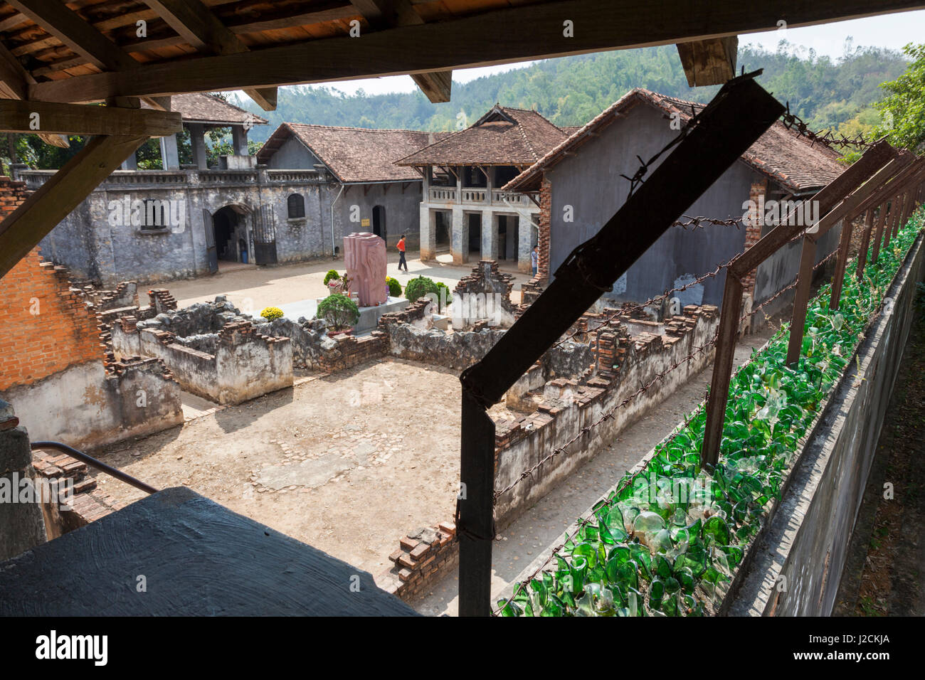 Vietnam, Son La, alten französischen Gefängnis, Wände mit Glasscherben Stockfoto