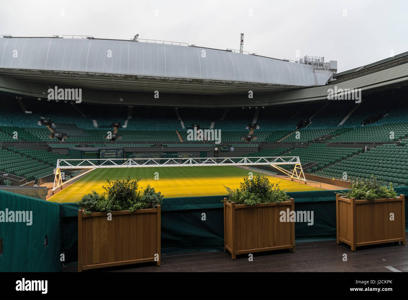 Ein Kunstrasen-Züchter arbeiten auf dem Centre Court in Wimbledon Stockfoto