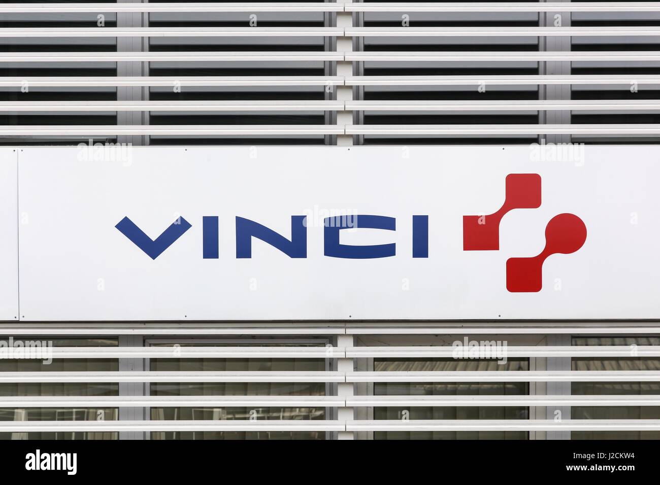 Dardilly, Frankreich - 26. Februar 2017: Vinci Logo auf einem Gebäude. Vinci ist eine französische Zugeständnisse und Bauunternehmen Stockfoto