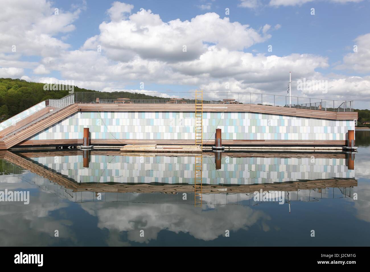 Vejle, Dänemark - 8. Mai 2015: Vejle Hafen in Dänemark mit Kajak Club Gebäude Stockfoto