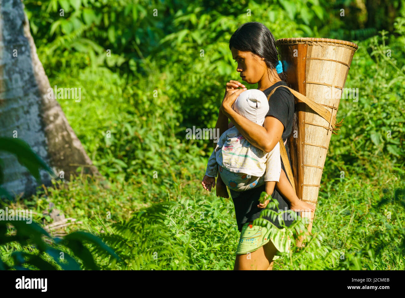 Indonesien, Maluku Utara, Kabupaten Halmahera Barat, native Mutter mit Kind am nördlichen Molikken Stockfoto