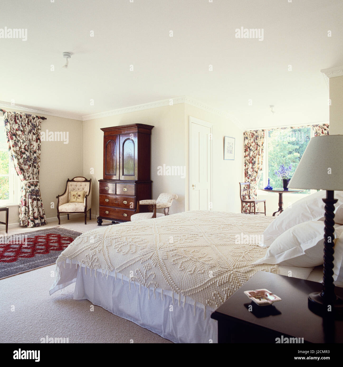 Schlafzimmer mit weißer Bettwäsche. Stockfoto