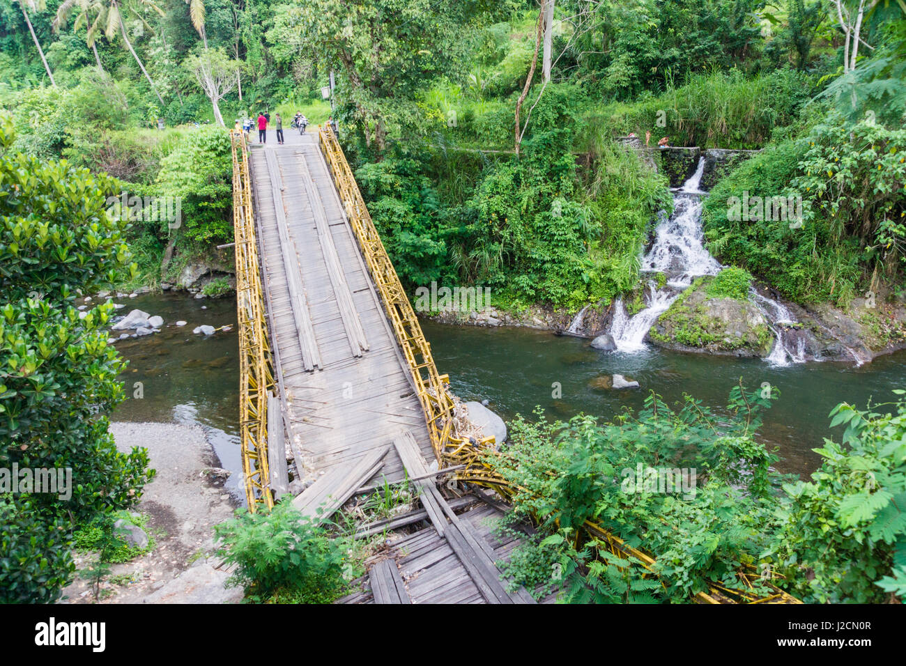 Indonesien, Bali, Kabupaten Karangasem, zusammengebrochen Brücke über einen Fluss Stockfoto
