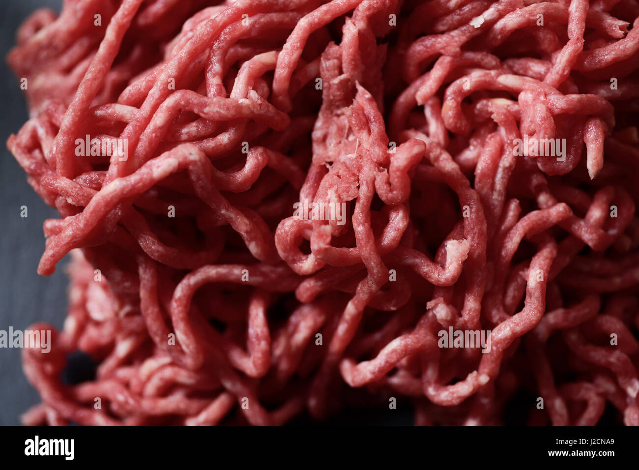 High-Angle Shot von einem Haufen von rohes Rindfleisch Hackfleisch auf dem Schiefer Teller Stockfoto