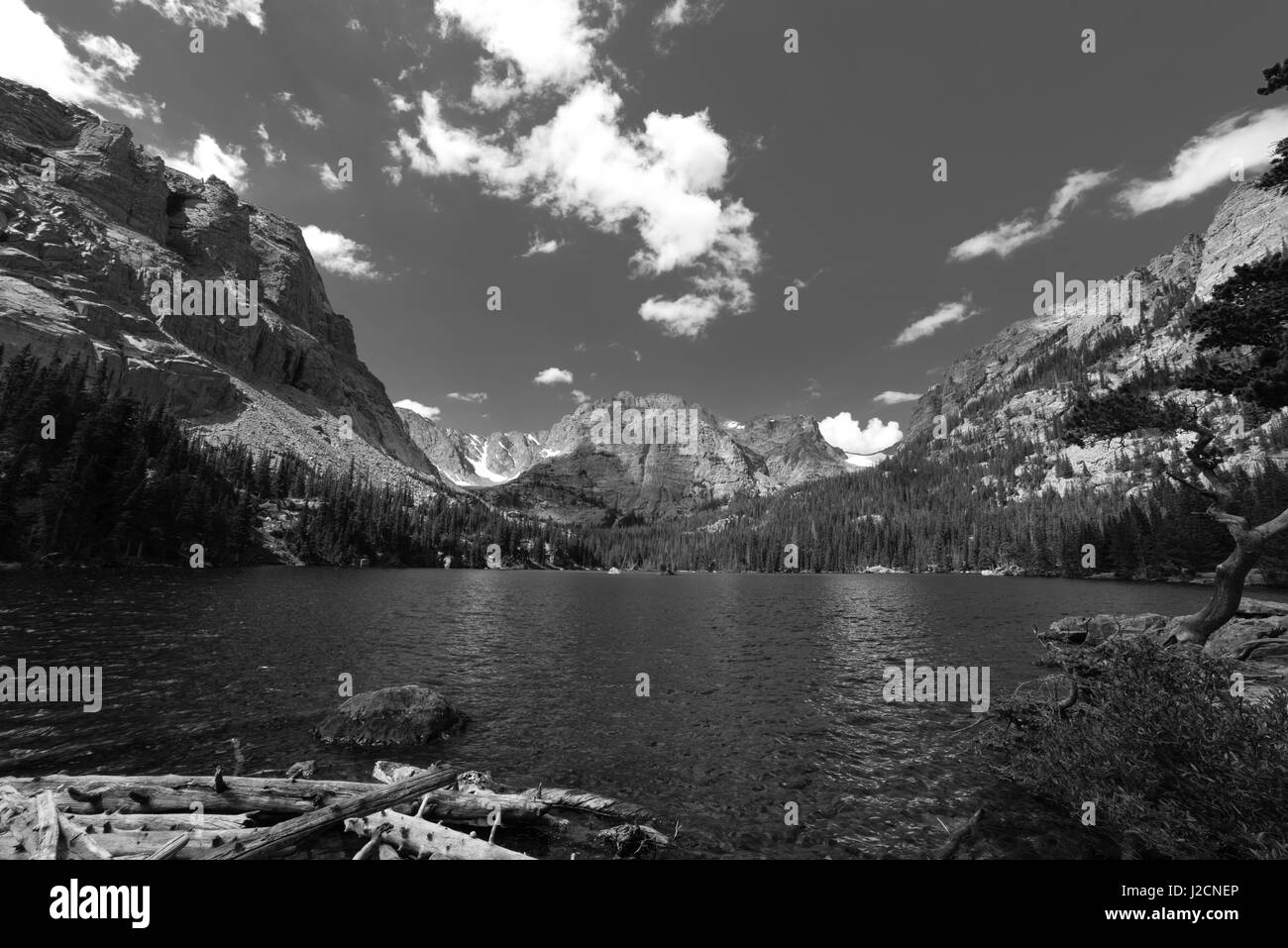 Morgen blick auf den See mit Taylor Peak im Hintergrund, Rocky Mountain National Park, Colorado. Stockfoto