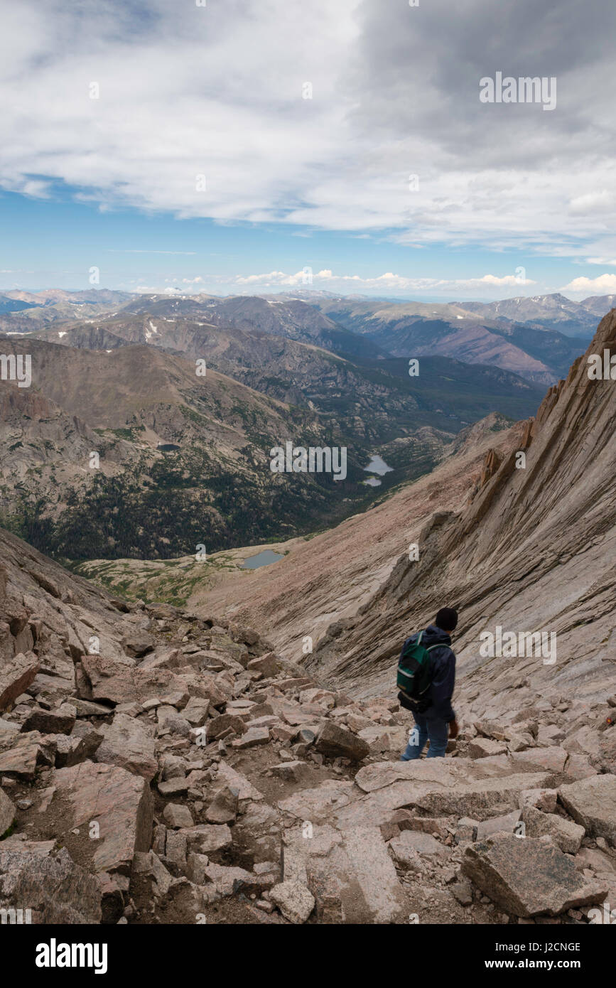 David Gasse, von st.Paul, MN, Wanderungen in den Trog, nach einem erfolgreichen Gipfel longs Peak, Rocky Mountain National Park, Colorado. Stockfoto